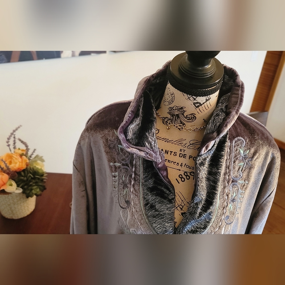 Chic Velvet Robe in Silver Gray - Picture 6 of 12
